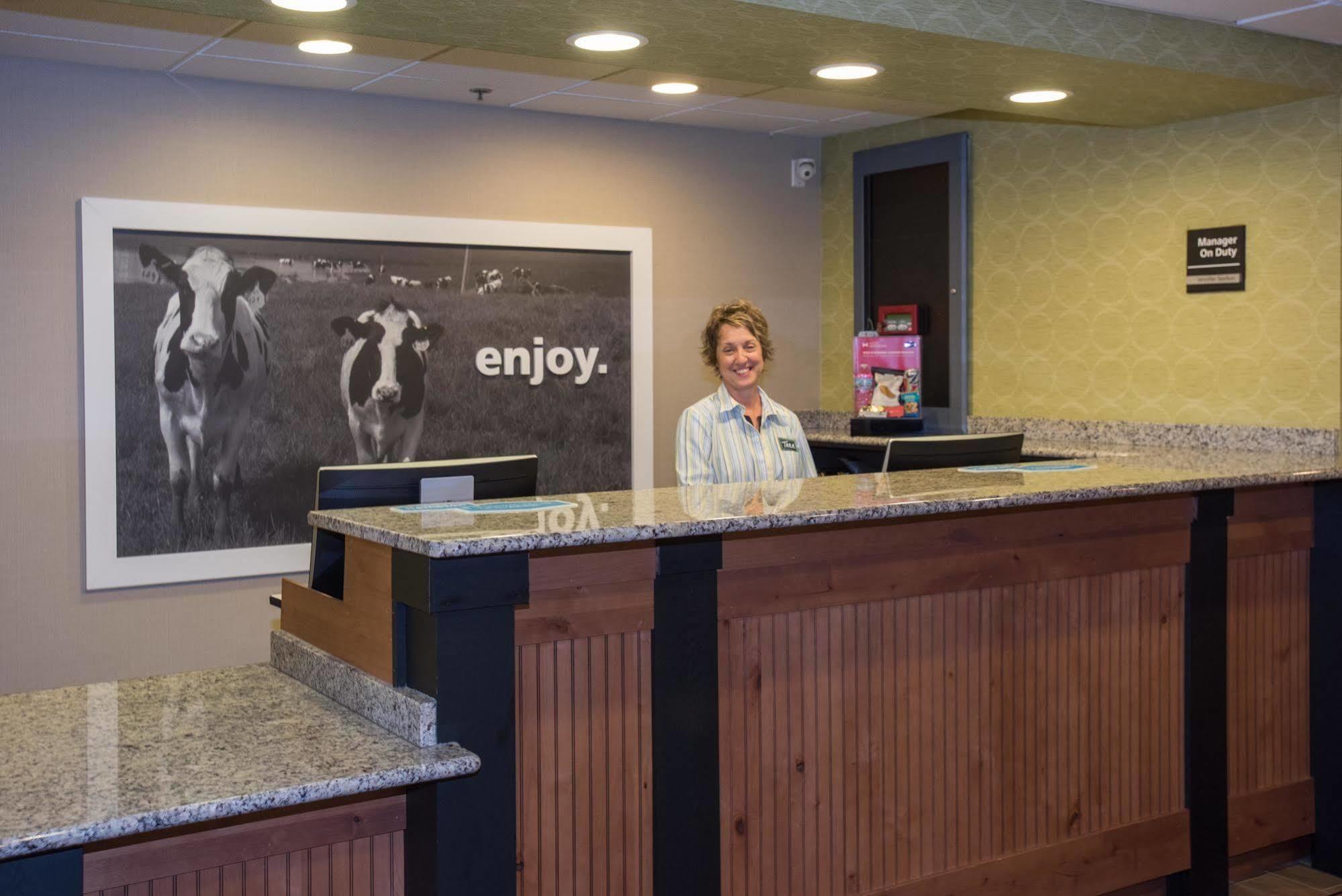 Hampton Inn Уустер Екстериор снимка
