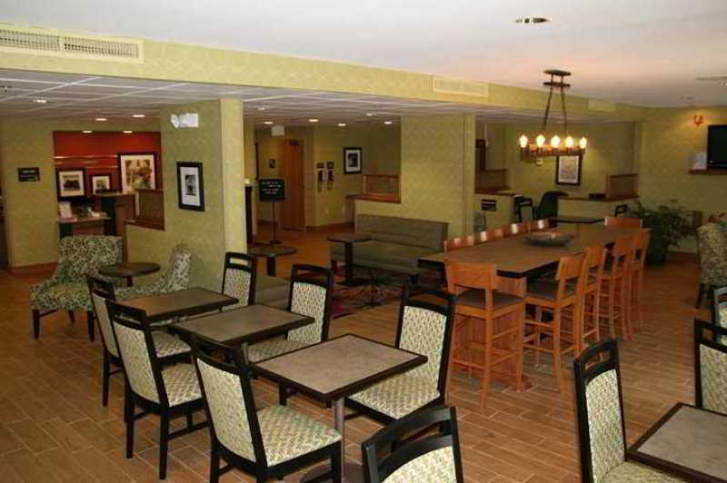 Hampton Inn Уустер Екстериор снимка